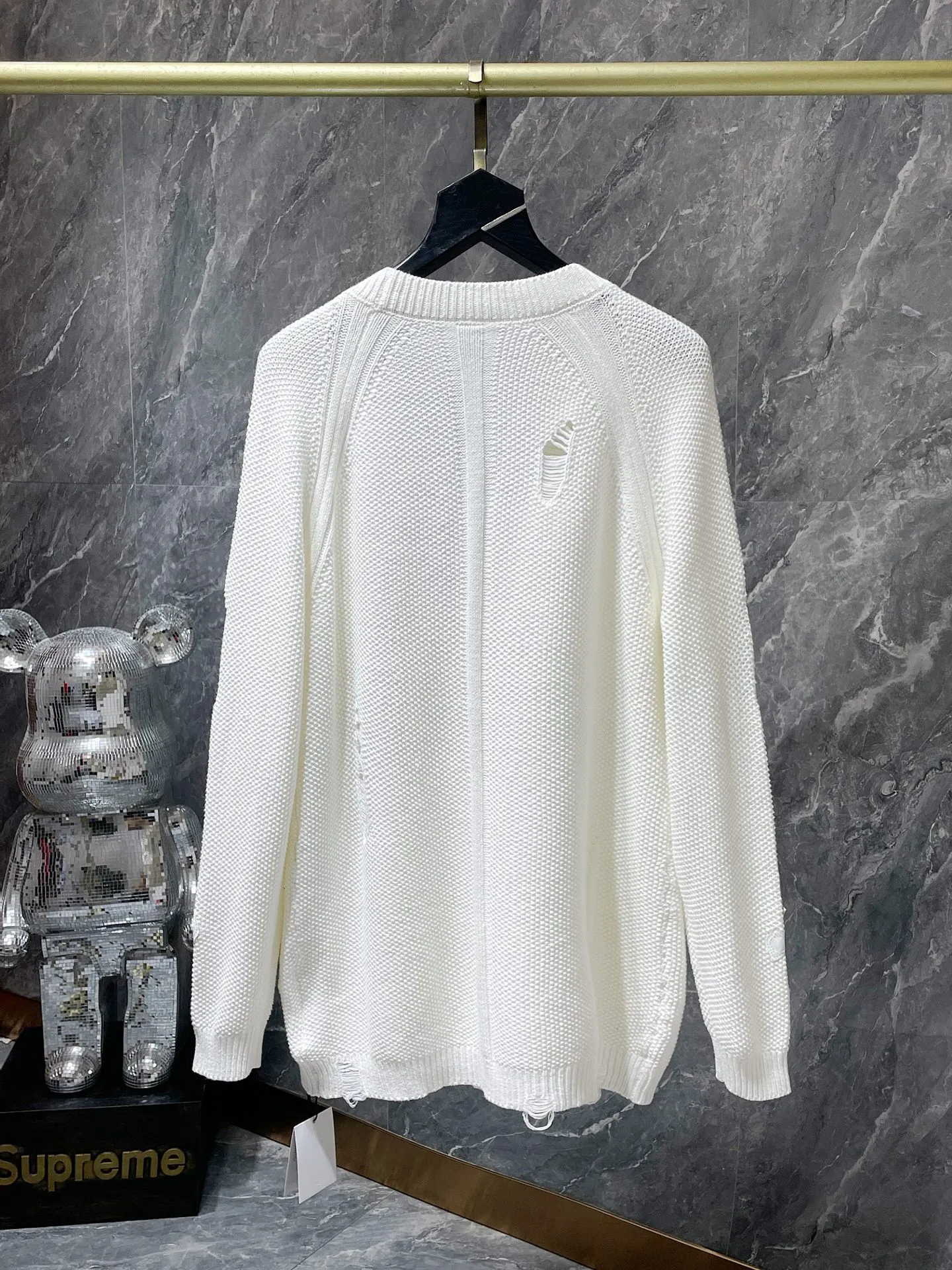 P276 Chrome Hearts 🍁Autumn and winter sweater series🍁 Crow embroidered holey loose Korean sweater Selected high-quality pure cotton high-weight knitted Customized Chrome Hearts hardware buttons ➕ Leather label embroidery on the chest Using Tajima machine embroidery technology Non-commercial version A must-have for fashionable high-street men and women 🌈Recommended colors: black white 🌈 Sizes: S, M, L, XL